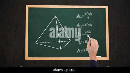 Digital composite de l'image recadrée de part l'écriture des formules de match on chalkboard Banque D'Images