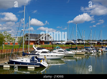 Bateaux dans la marina, Woodbridge, Suffolk, Angleterre, Royaume-Uni Banque D'Images