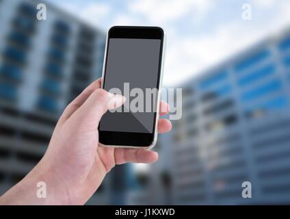 Digital composite de pair avec le téléphone contre les bâtiments floue Banque D'Images