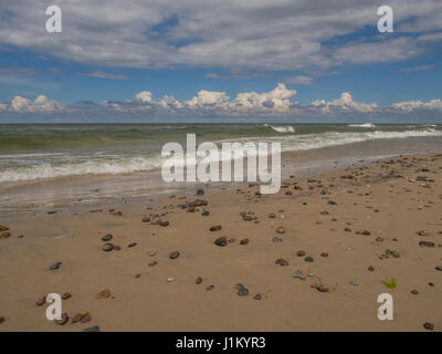 Plage de sable et de petites pierres sur la côte de la mer Baltique Banque D'Images