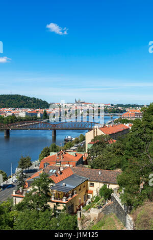 Vue sur la rivière Vlatva vers la vieille ville à partir de la Citadelle de Vysehrad, Prague, République Tchèque Banque D'Images