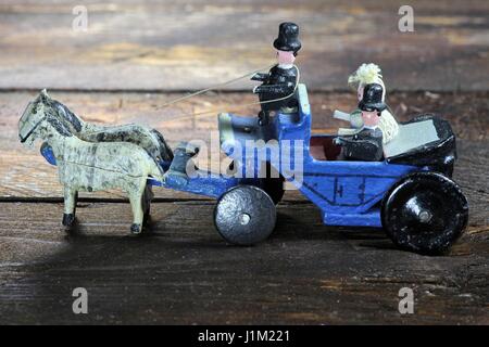 Mariage à cheval de l'entraîneur les monts Métallifères/ Allemagne sur fond de bois Banque D'Images