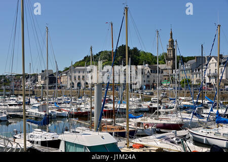 Marina et église Notre-Dame à Binic, commune française du département des Côtes-d'Armor de la Bretagne, dans le nord-ouest de la France. Banque D'Images