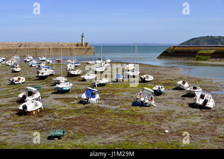 Port et plage à marée basse à Binic, commune française du département des Côtes-d'Armor de la Bretagne, dans le nord-ouest de la France. Banque D'Images