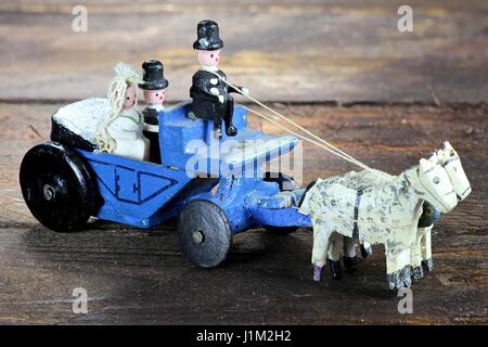 Mariage à cheval de l'entraîneur les monts Métallifères/ Allemagne sur fond de bois Banque D'Images