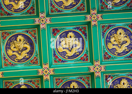 Le chinois traditionnel et le plafond vert japonais avec des sculptures de dragon Banque D'Images