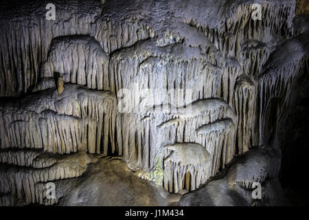 Flowstone / draperies grotte, les dépôts de calcite dans les grottes de Han-sur-Lesse / Grottes de Han, Ardennes Belges, Belgique Banque D'Images