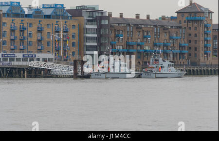 Bateaux de patrouille de classe Archer Naval HMS Archer & Charger amarré sur la Tamise à HMS Président base militaire, Londres Banque D'Images