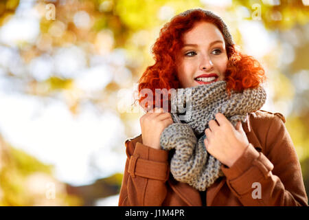 Rousse femelle frisée à l'automne à l'extérieur Banque D'Images