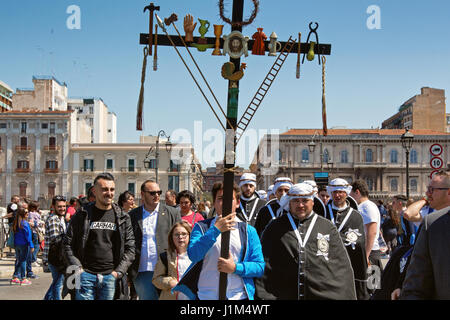 TARANTO, ITALIE - 13-14 avril 2017 : chaque année, les rites de Pâques aura lieu à Tarente. Le Jeudi saint et le vendredi, les membres des fraternités s'habillent de robes blanches, couvrant leurs visages avec les capots avec seulement deux fentes pour les yeux, qui les rendent méconnaissables. À la suite d'une ancienne route à travers la ville, des fraternités marcher pieds nus, portant la lourde statues représentant le chemin de croix jusqu'à l'aube. Banque D'Images