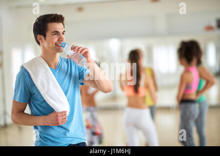 Soif jeune homme boire de l'eau après l'entraînement Banque D'Images