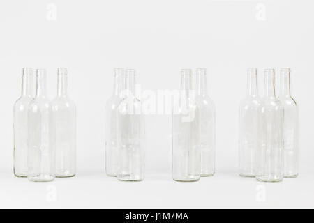 Groupe de bouteille en verre vide isolé sur fond blanc Banque D'Images