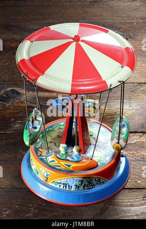 Old tin toy carousel sur fond de bois Banque D'Images