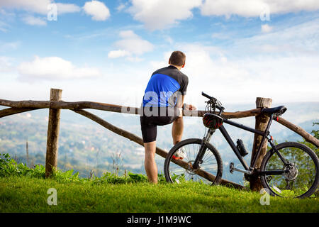 Les jeunes cyclistes se détendre et regarder la belle vue en face de vous Banque D'Images