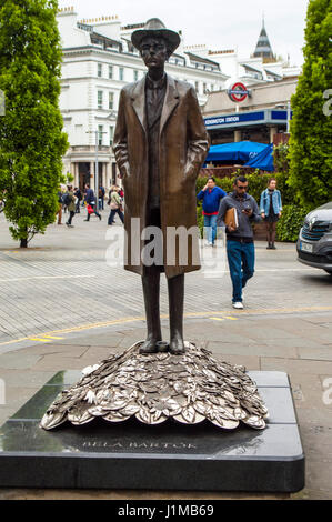 London, UK, 21/04/2017 Bela Bartok, compositeur hongrois du 20e siècle et le pianiste, statue dans South Kensington. Banque D'Images