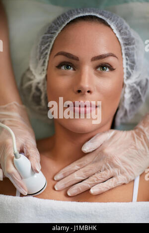 Belle jeune femme avec chapeau recevant un traitement de cavitation, la peau Soins du corps Banque D'Images