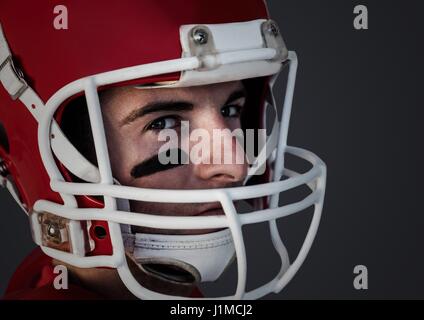 Digital composite de l'homme en casque contre fond gris foncé Banque D'Images