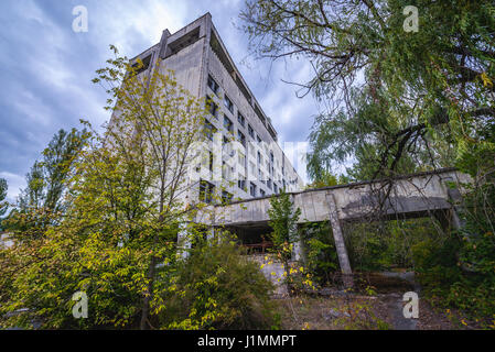 Hôtel Polissya dans la ville fantôme de Pripyat de centrale nucléaire de Tchernobyl d'aliénation de la zone autour de la catastrophe du réacteur nucléaire en Ukraine Banque D'Images