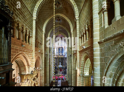 Nef de cathédrale d'Évora, la basilique se Catedral de Nossa Senhora da Assuncao. Evora, Portugal. L'Europe Banque D'Images