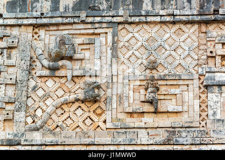 Détails frappants dans les ruines de l'ancienne ville maya de Uxmal, Mexique Banque D'Images