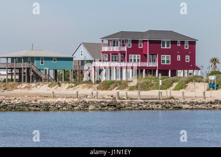 Maison de plage sur pilotis sur Bolivar Peninsula à North Jetty. Banque D'Images