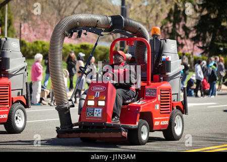 Tennant ATLV (All Terrain vide la litière), le nettoyage des rues, des véhicules utilisés pour l'entretien de la voirie urbaine crew - Washington, DC USA Banque D'Images