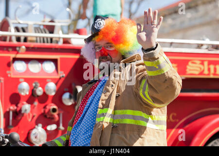 Clowns sur camion au cours d'une parade de rue - USA Banque D'Images