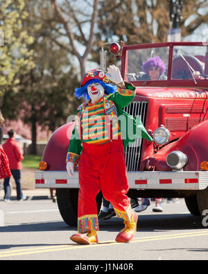 Clowns sur camion au cours d'une parade de rue - USA Banque D'Images