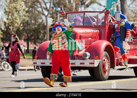 Clowns sur camion au cours d'une parade de rue - USA Banque D'Images