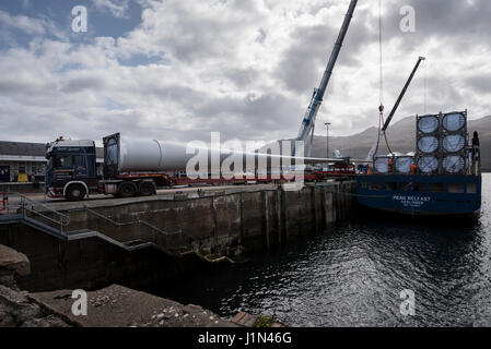 Grande éolienne pales étant déchargée d'un navire à Kyle of Lochalsh harbour sur une remorque télescopique pour être transportées par la route. Banque D'Images