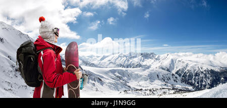 Girl with snowboard, ensoleillée journée d'hiver, piscine Banque D'Images