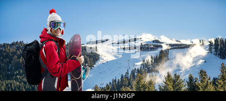 Belle jeune femme beach surf debout sur la montagne de Banque D'Images