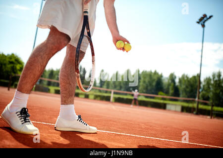 Close up of tennis player's jambes servant sur un court de tennis Banque D'Images