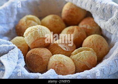 Un lot de boulangerie Pain au fromage brésilien d'or Banque D'Images