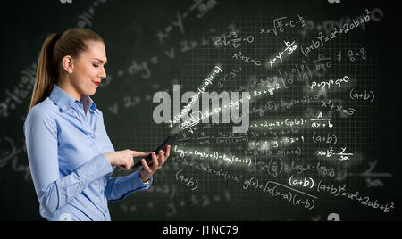 Young woman using calculator sur arrière-plan de conception Banque D'Images