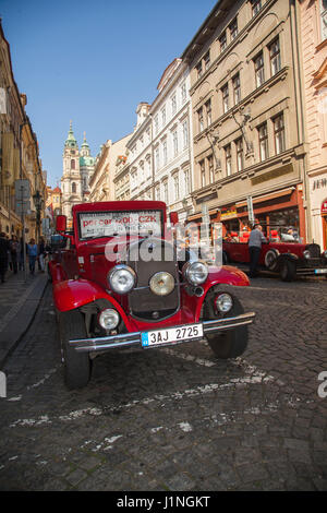 Vintage Retro nouvellement produits voitures classiques utilisés pour donner aux touristes des visites guidées de Prague Banque D'Images