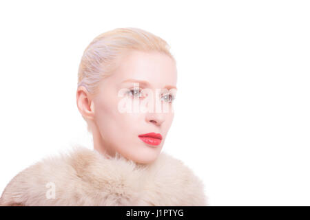 Jeune femme adulte, 30 ans. La peau blanche lumineuse tan, face, artistique, portrait, fashion model, 30 ans, studio. Rouge à lèvres rouge, peau impeccable, Banque D'Images