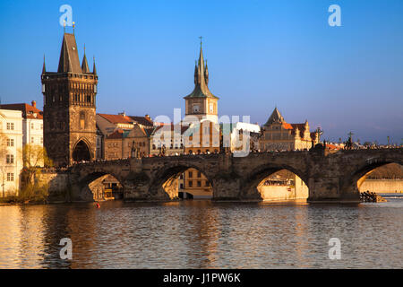 Le Pont Charles vu sur la rivière Vltava à Prague à la recherche vers la vieille ville Banque D'Images