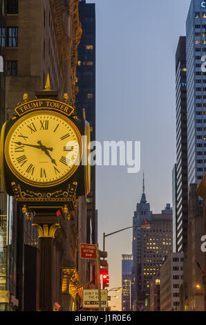 New York, USA - 4 décembre 2011 : Trump Tower Clock et l'Empire State Building à la soirée de la rue à Manhattan à New York City Banque D'Images