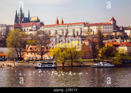 Vue sur la rivière Vltava à Prague Castle montrant un bateau faisant des excursions au printemps Banque D'Images