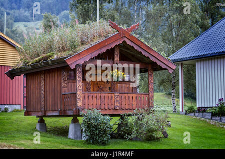 La Norvège, tôt le matin dans un petit village sur les rives de Neroyfiord , brouillard dans les montagnes . Baignoire en bois . Banque D'Images