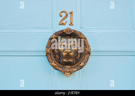 Lions Head laiton heurtoir et 21 Numéro de maison sur une porte en bois bleu. Warwick, Warwickshire, Angleterre Banque D'Images