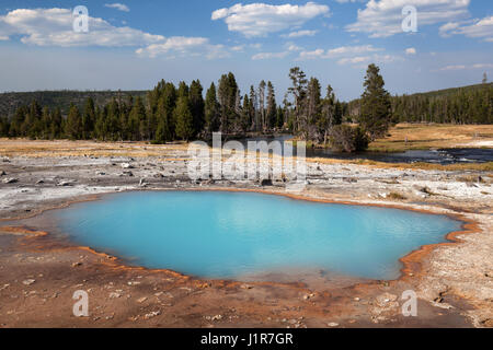 Piscine opale noire, arrière de la rivière Firehole, Biscuit Basin, Parc National de Yellowstone, Wyoming, USA Banque D'Images