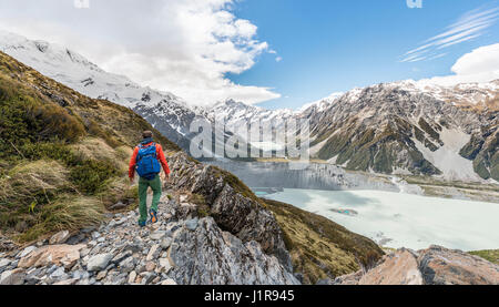 Vue sur le Mont Cook et Hooker Valley, les randonneurs sur le sentier de Sealy Tarns, Parc National du Mont Cook, Alpes du Sud Banque D'Images