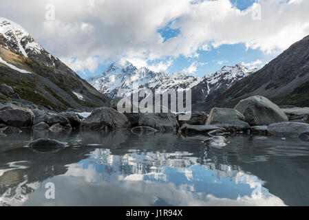 Réflexion sur la rive du lac Hooker, à l'arrière le Mont Cook, Hooker Valley, Parc National du Mont Cook, Alpes du Sud Banque D'Images