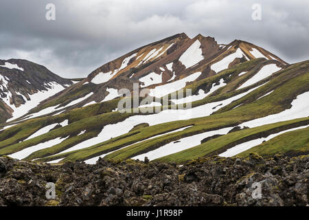 Montagnes de rhyolite avec résidus de neige Landmannalaugar, Islande Banque D'Images