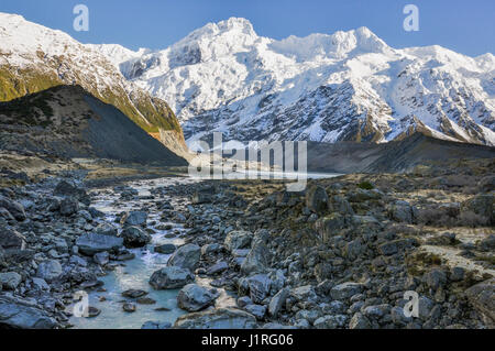 Hooker River et de montagnes de neige dans l'Aoraki/Mount Cook National Park, New Zealand Banque D'Images