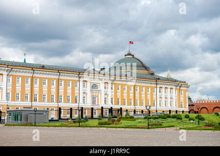 Vue sur le Palais du Sénat sur le Kremlin de Moscou, Place Ivanovskaya, Russie Banque D'Images