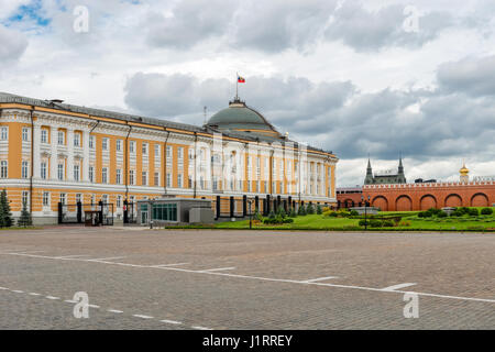 Vue sur le Palais du Sénat sur le Kremlin de Moscou, Place Ivanovskaya, Russie Banque D'Images