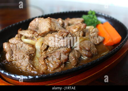 Boeuf sauté à la carotte sur plateau noir